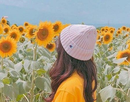 عکس دختر با گل آفتابگردان برای پروفایل