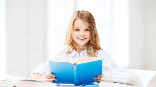 عکس دختر در حال کتاب خواندن کارتونی