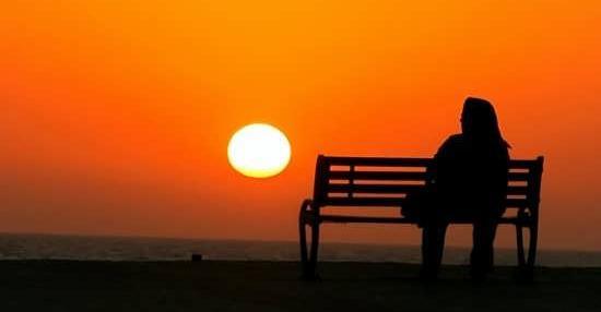 عکس دختر تنها در غروب دریا