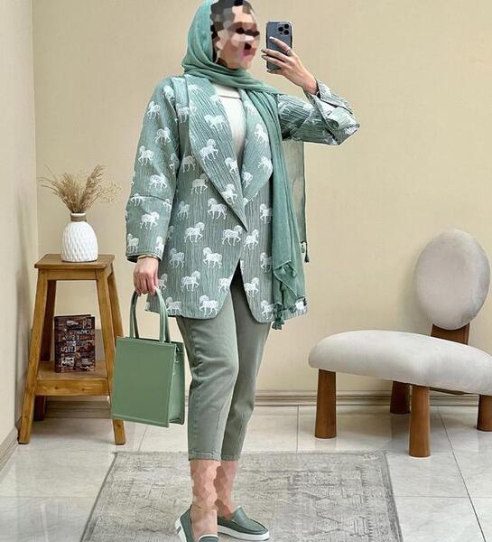 عکس مدل مانتو با پارچه ابروبادی پوم دار