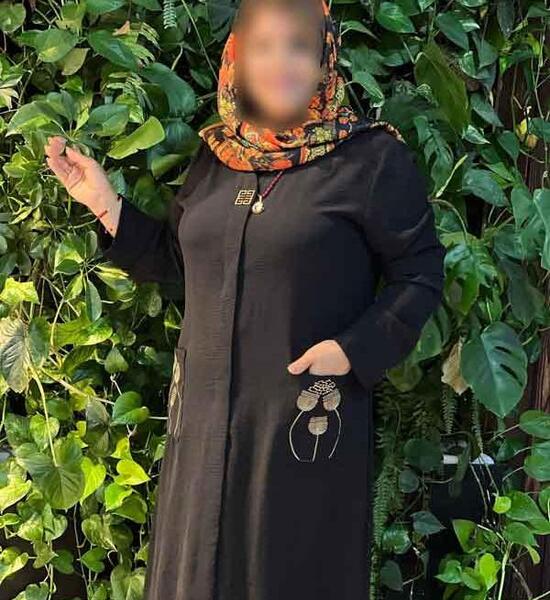 عکس مدل مانتو ابروبادی مشکی بلند دکمه دار