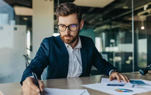 عکس پروفایل مدیر مالی
