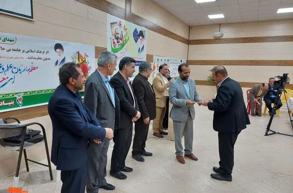 عکس مدیر مدرسه شاهد