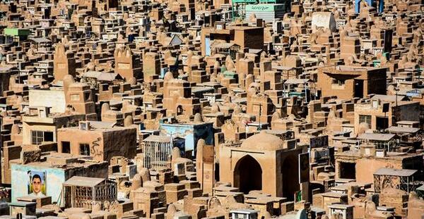 عکس قبرستان وادی السلام کربلا