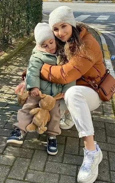 عکس بچگی بازیگران غنچه های زخمی