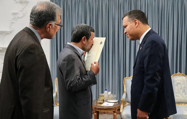 عکس سوتی احمدی نژاد در بوسیدن دست