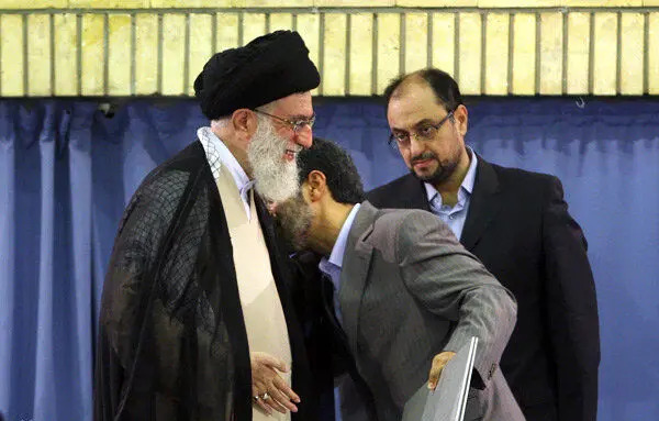 عکس سوتی احمدی نژاد در بوسیدن دست