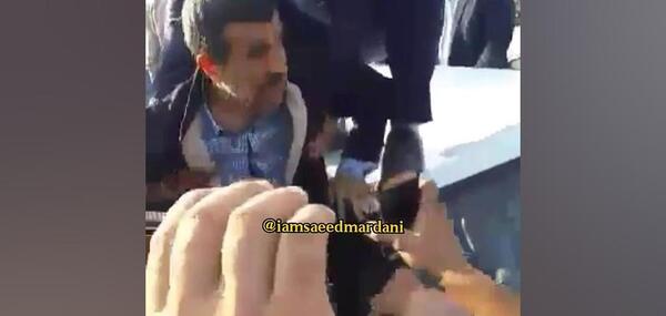 عکس سوتی احمدی نژاد در بوسیدن دست