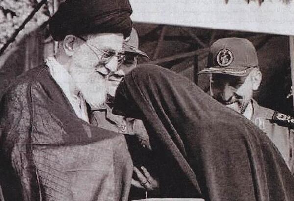 عکس سوتی احمدی نژاد در بوسیدن دست