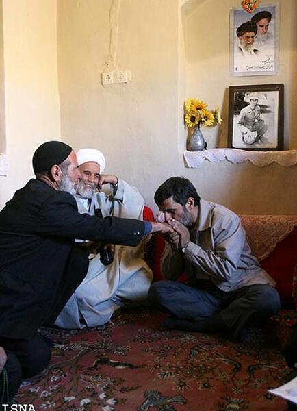 عکس سوتی احمدی نژاد در بوسیدن دست