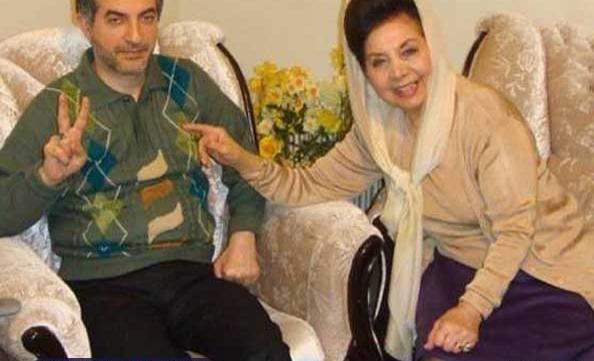 عکس سوتی احمدی نژاد در بوسیدن دست
