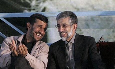 عکس سوتی احمدی نژاد در بوسیدن دست