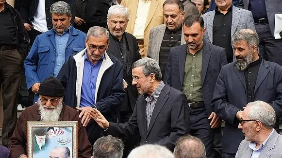 عکس سوتی احمدی نژاد در مراسم خاکسپاری