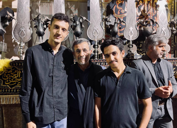 عکس سوتی احمدی نژاد در مراسم خاکسپاری