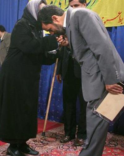 عکس سوتی احمدی نژاد در مراسم خاکسپاری
