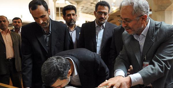 عکس سوتی احمدی نژاد در مراسم خاکسپاری