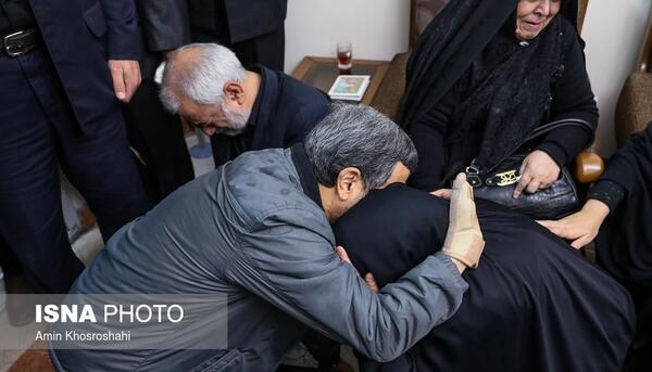 عکس سوتی احمدی نژاد در مراسم خاکسپاری