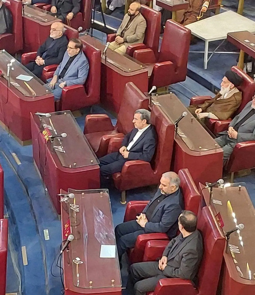 عکس سوتی احمدی نژاد در مراسم خاکسپاری