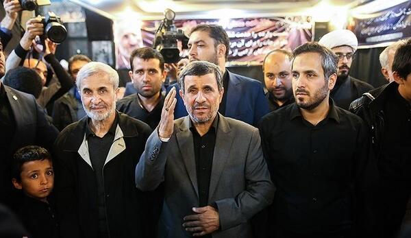 عکس سوتی احمدی نژاد در مراسم خاکسپاری