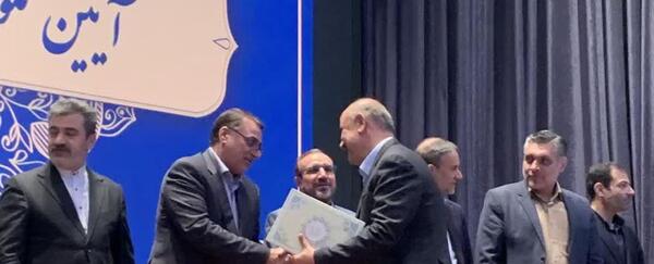 عکس سوتی شهردار از دست دادن