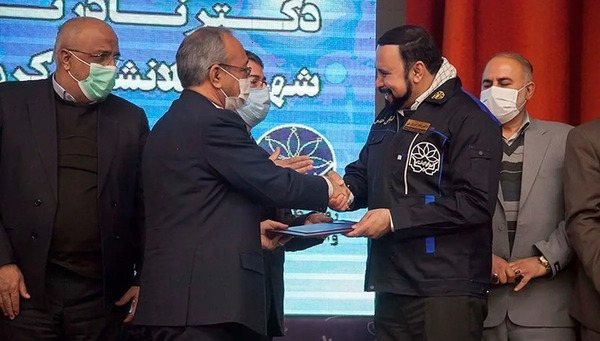 عکس سوتی شهردار از دست دادن