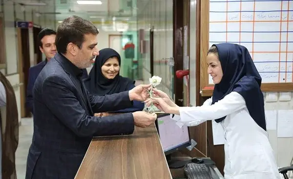 عکس سوتی شهردار از دست دادن