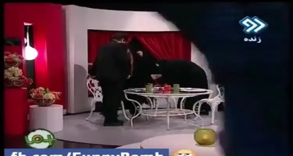 عکس سوتی آزاده نامداری افتادن میز