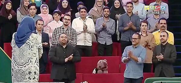 عکس سوتی شکستن صندلی در برنامه زنده