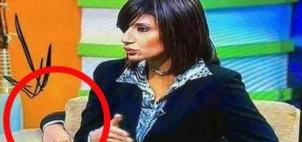عکس سوتی شکستن صندلی در برنامه زنده