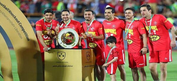 عکس دسته جمعی پرسپولیس با جام