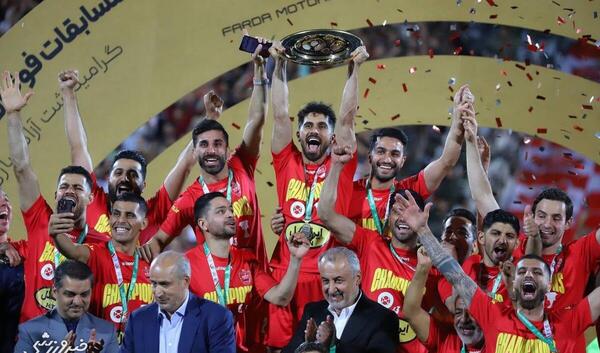 عکس دسته جمعی پرسپولیس با جام