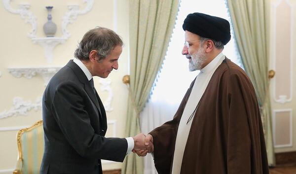 عکس احمدی نژاد در مراسم رئیسی