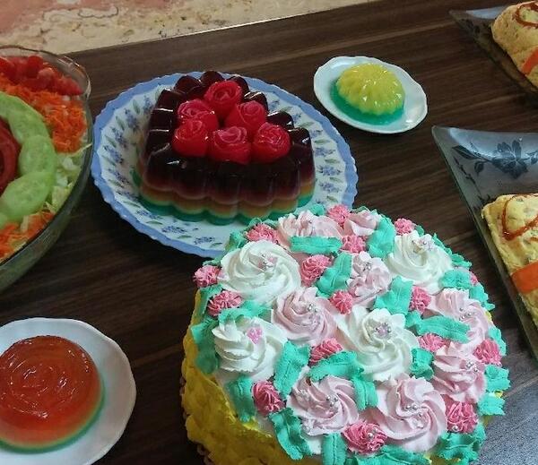 عکس تولد با دسته گل و کیک