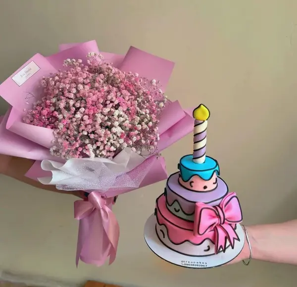 عکس تولد با دسته گل و کیک