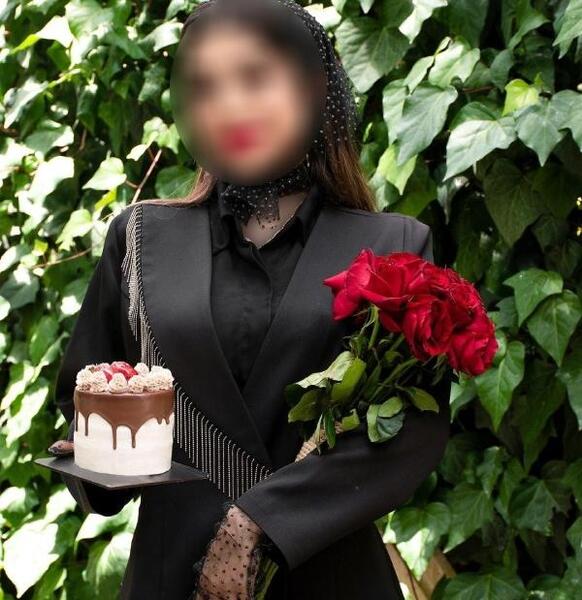 ژست عکس تولد با دسته گل و کیک