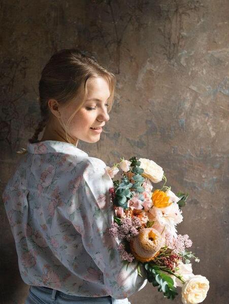 ایده عکس تولد با دسته گل و کیک