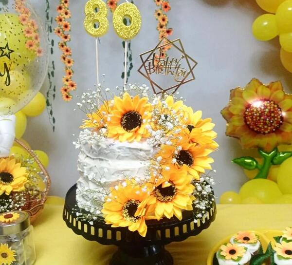 ایده عکس تولد با دسته گل و کیک