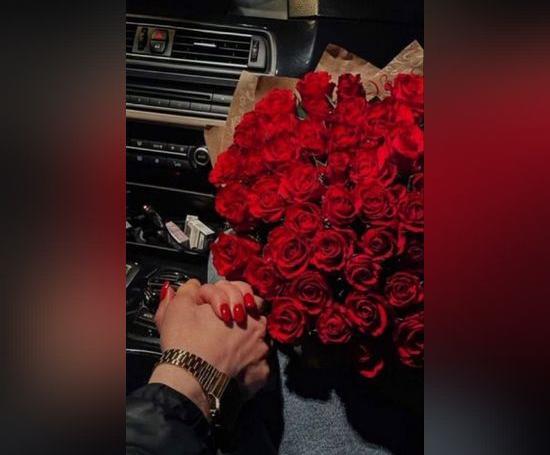 عکس فیک دختر با دسته گل