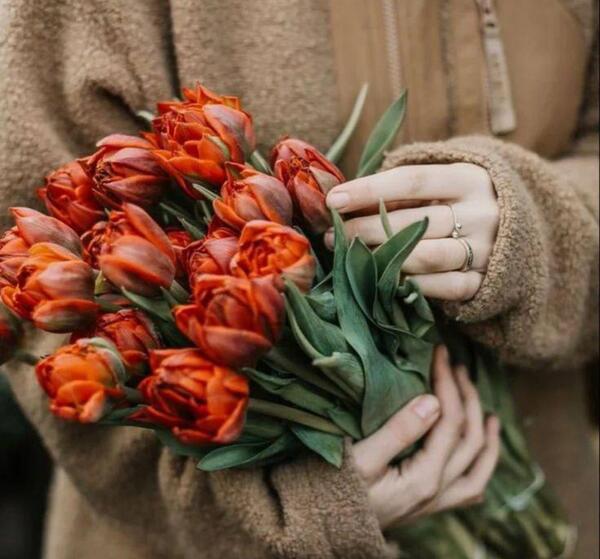 عکس فیک دختر با دسته گل