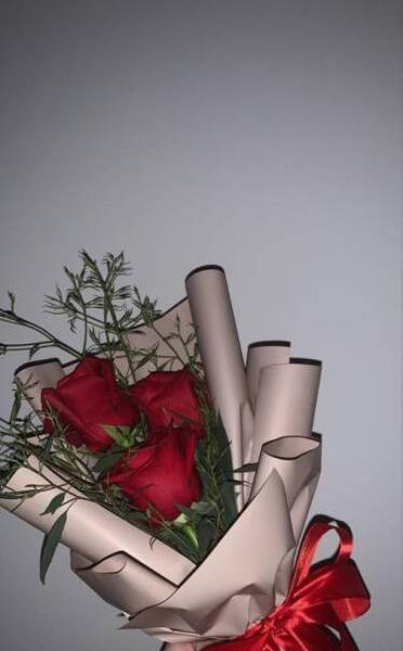 عکس فیک دختر با دسته گل