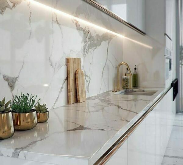 عکس کابینت سفید با دسته طلایی