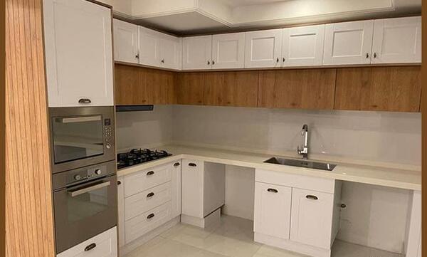 عکس کابینت سفید با دسته طلایی