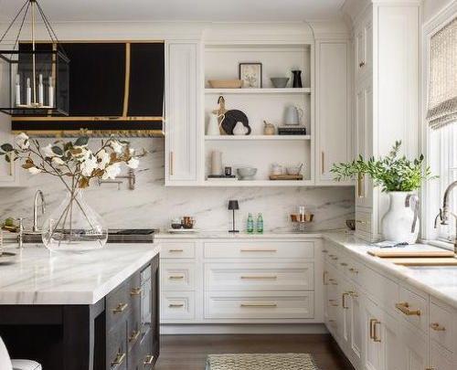 عکس کابینت سفید با دسته طلایی