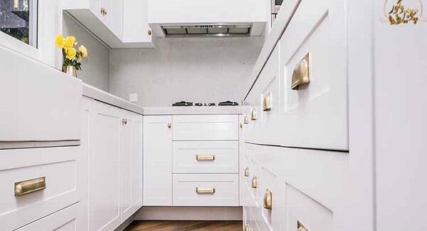 عکس کابینت سفید با دسته طلایی