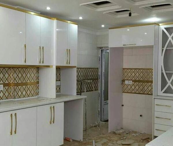 عکس کابینت سفید با دسته طلایی