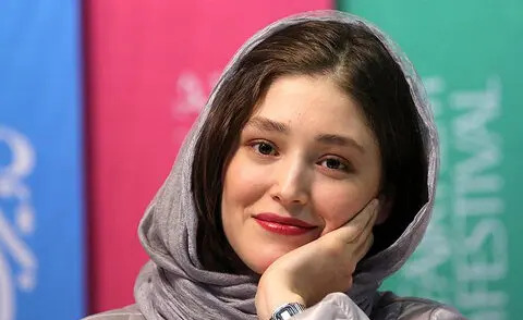 عکس مادر فرشته حسینی در جنگل اسفالت