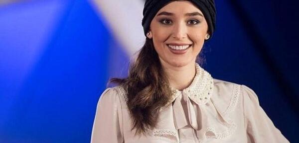 عکس مصاحبه فرشته حسینی به زبان انگلیسی