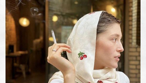 عکس فرشته حسینی در حال سیگار کشیدن