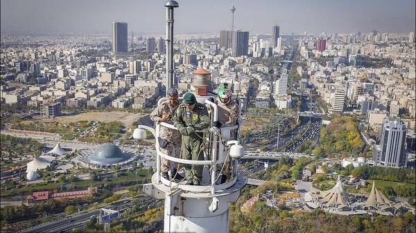 عکس پریدن ارشا اقدسی از برج میلاد
