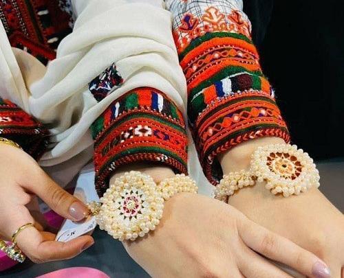 اینستا باکلاس عکس دست دختر بلوچ برای پروفایل